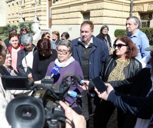 23.03.2023.,Sibenik-Ispred zgrade trgovackog suda u Sibeniku odrzan je mirni prosvjed i konferencija za medioje novog sindikata a u svezi stecaja Revije.Bivse radnice i dalje potrazuju 9,7 milijuna kuna za place i otpremnine koje jos uvijek nisu dobile.Na skupu su se bivsim radnicama obratili Vedran Uranija,Mario Ivekovic i Tomislav Kis. Photo: Dusko Jaramaz/PIXSELL Photo: Dusko Jaramaz/PIXSELL