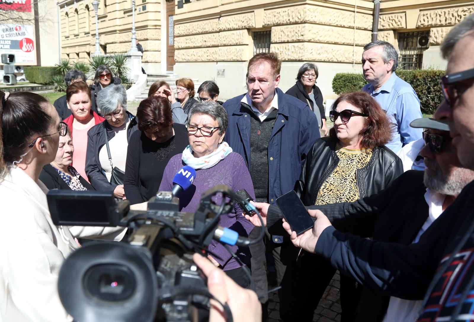 23.03.2023.,Sibenik-Ispred zgrade trgovackog suda u Sibeniku odrzan je mirni prosvjed i konferencija za medioje novog sindikata a u svezi stecaja Revije.Bivse radnice i dalje potrazuju 9,7 milijuna kuna za place i otpremnine koje jos uvijek nisu dobile.Na skupu su se bivsim radnicama obratili Vedran Uranija,Mario Ivekovic i Tomislav Kis. Photo: Dusko Jaramaz/PIXSELL Photo: Dusko Jaramaz/PIXSELL