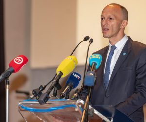 23.05.2022., Gospic - Povodom obiljezavanja Dana Licko senjske zupanije u kinu Korzo odrzana je svecana sjednica na kojoj je sudjelovao predsjednik Vlade RH Andrej Plenkovic. Tom mu je prigodom urucena odluka o imenovanju pocasnim gradjaninom. Ernest Petry, zupan licko senjski. 
  Photo: Dino Stanin/PIXSELL