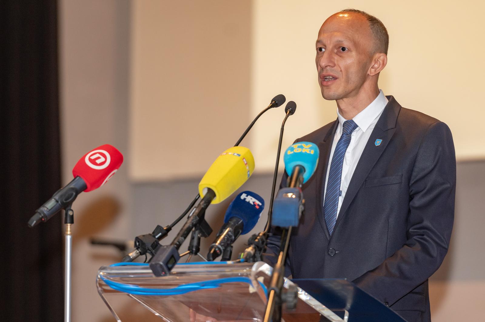 23.05.2022., Gospic - Povodom obiljezavanja Dana Licko senjske zupanije u kinu Korzo odrzana je svecana sjednica na kojoj je sudjelovao predsjednik Vlade RH Andrej Plenkovic. Tom mu je prigodom urucena odluka o imenovanju pocasnim gradjaninom. Ernest Petry, zupan licko senjski. 
  Photo: Dino Stanin/PIXSELL