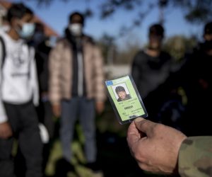 22.10.2020., Zvornik, Bosna i Hercegovina - Rijeka Drina prirodna je granica izmedju BiH i Srbije, takodjer i posljednja rijeka koju migranti moraju prijeci kako bi se domogli BiH, a kasnije Hrvatske i EU. U Zvorniku i regiji granicna policija pokriva oko 130 km granice, a po sistematizaciji GPBiH trenutno nedostaje vise od 300 policijskih sluzbenika za obavljanje redovnih aktivnosti u nadzoru granice i cak 1300 policijskih sluzbenika kako bi se adekvatno odgovorilo na zastitu granice u migrantskoj krizi. S ciljem nadilazenja problema kadrovske ne popunjenosti, kontinuirano se kao ispomoc GPBiH angaziraju policijski sluzbenici Direkcije za koordinaciju policijskih tijela BiH i Drzavne agencije za istrage i zastitu BiH, te Ministarsvo unutrasnjih poslova Republike Srpske. Prema podaci IOM-a u BiH je ove godine uslo 13,350 migranata, a prema podacima GPBiH, oni su odvratili 10,449 migranata i otkrili 35 kaznenih djela "krijumcarenje ljudi". S dolaskom jeseni, tranzit migranata iz Srbije u BiH je sve manji zbog hladnog vremena i visokog vodostaja Drine, ali migranti se vracaju u Srbiju, zbog boljih prihvatnih centara. Grupa migranta koja je krenula iz BiH u Srbiju, svi su bili registrirani u centru Blazuj, u blizini Sarajeva.rPhoto: Armin Durgut/PIXSELL