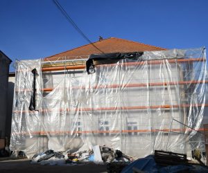 23.12.2020., Bjelovar - Zavrseni su radovi na energetskoj obnovi skolske zgrade 1. osnovne skole. Ukupna vrijednost projekta je 12,2 milijuna kuna. Europski fond za regionalni razvoj za tu je energetsku obnovu odobrio iznos od 6,8 milijuna kuna, a Ministarstvo regionalnoga razvoja i fondova Europske unije dalo je 2,6 milijuna kuna. Ocekuje se usteda toplinske energije za grijanje za vise od 50% te primarne energije za vise od 60%. Nadalje isto se ocekuje i u slucaju 5. osnovne skole, gdje su u tijeku radovi na energetskoj obnovi ukupno vrijedni projekta je 5,8 milijuna kuna. rPhoto:Damir Spehar/PIXSELL