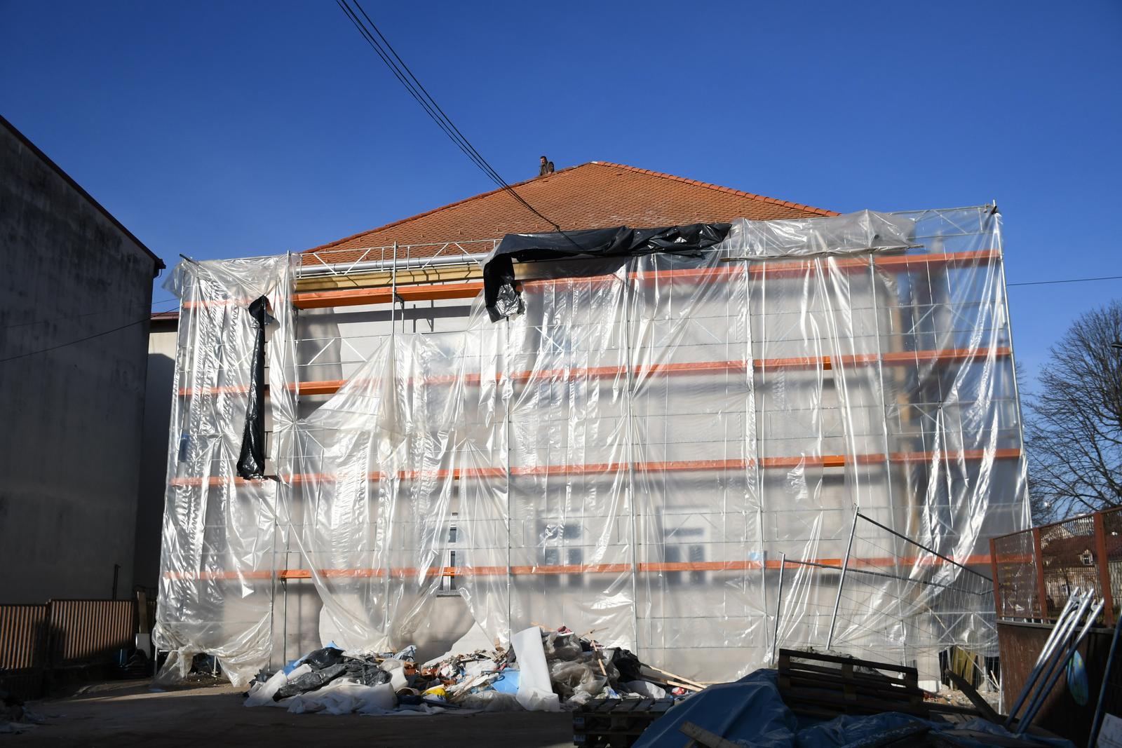 23.12.2020., Bjelovar - Zavrseni su radovi na energetskoj obnovi skolske zgrade 1. osnovne skole. Ukupna vrijednost projekta je 12,2 milijuna kuna. Europski fond za regionalni razvoj za tu je energetsku obnovu odobrio iznos od 6,8 milijuna kuna, a Ministarstvo regionalnoga razvoja i fondova Europske unije dalo je 2,6 milijuna kuna. Ocekuje se usteda toplinske energije za grijanje za vise od 50% te primarne energije za vise od 60%. Nadalje isto se ocekuje i u slucaju 5. osnovne skole, gdje su u tijeku radovi na energetskoj obnovi ukupno vrijedni projekta je 5,8 milijuna kuna. rPhoto:Damir Spehar/PIXSELL