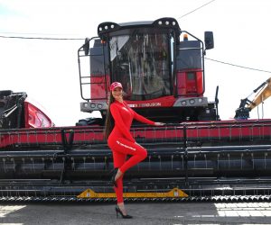 24.03.2023., Bjelovar - Kada je rijec o kombajnima najveca atrakcija  sajma je skupocjenii izlozbeni primjerak a rijec o kombajnu marke Massey Ferguson Cijena mu je preko 200.000 eura ovisno o opremi (oko 1,5 milijuna kuna). Svecano je otvoren 24. Proljetni medjunarodni bjelovarski sajam, 5. HOROP sajma opreme za hortikulturu, 5. GRO-KO sajma gradjevinske i komunalne opreme. Izlaze oko 400 izlagaca iz 10 zemalja.  Photo: Damir Spehar/PIXSELL