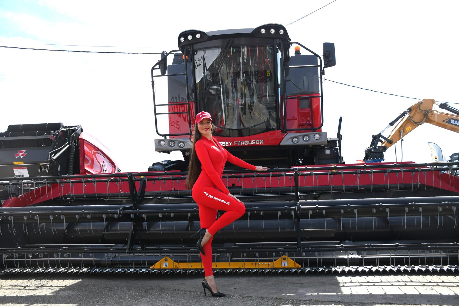 24.03.2023., Bjelovar - Kada je rijec o kombajnima najveca atrakcija  sajma je skupocjenii izlozbeni primjerak a rijec o kombajnu marke Massey Ferguson Cijena mu je preko 200.000 eura ovisno o opremi (oko 1,5 milijuna kuna). Svecano je otvoren 24. Proljetni medjunarodni bjelovarski sajam, 5. HOROP sajma opreme za hortikulturu, 5. GRO-KO sajma gradjevinske i komunalne opreme. Izlaze oko 400 izlagaca iz 10 zemalja.  Photo: Damir Spehar/PIXSELL