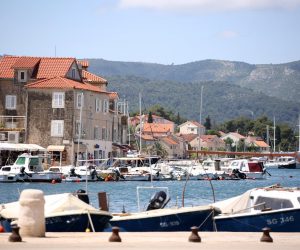 24.05.2018., Hvar, Stari Grad - Turisti na rivi. r"nPhoto: Miranda Cikotic/PIXSELL