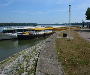 24.08.2015., Vukovar - U Vukovarsku luku uplovio luksuzni, sto cetrdeset metraski kruzer Emerald Sun, na kojem su strani turisti koji putuju Dunavom. rPhoto: Ivica Galovic/ PIXSELL