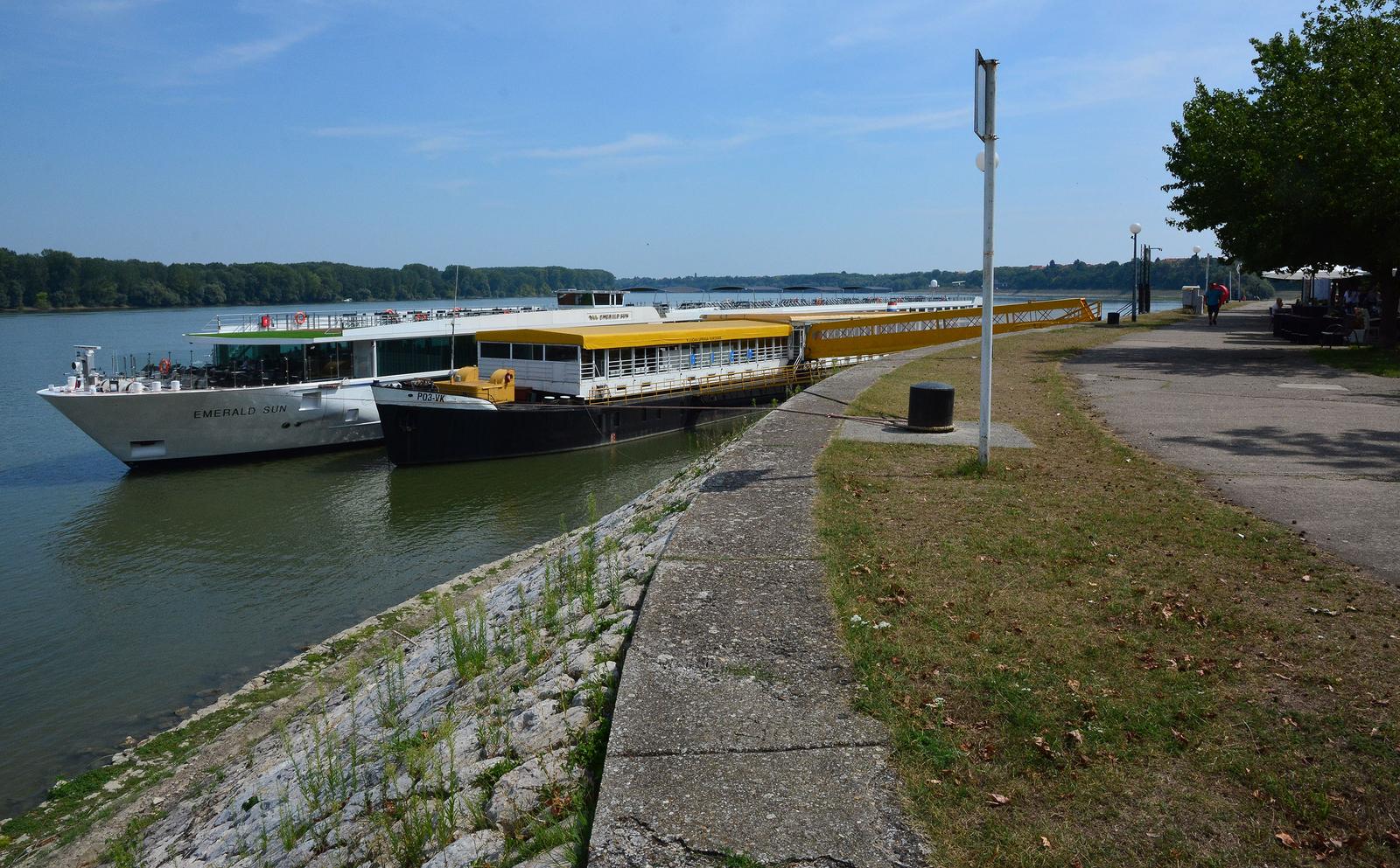 24.08.2015., Vukovar - U Vukovarsku luku uplovio luksuzni, sto cetrdeset metraski kruzer Emerald Sun, na kojem su strani turisti koji putuju Dunavom. rPhoto: Ivica Galovic/ PIXSELL
