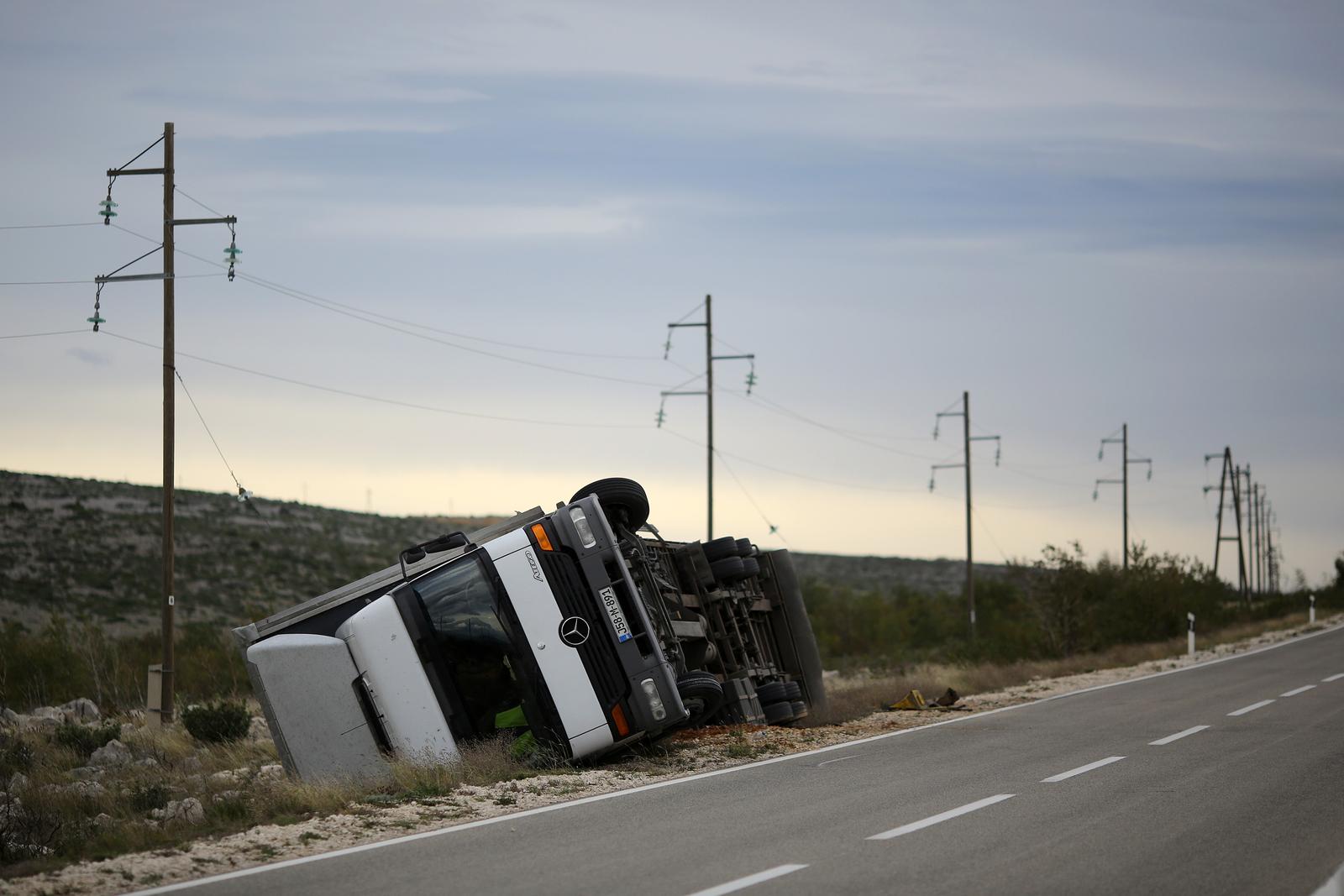 24.10.2014., Jasenice - Sleper BIH registracijskih oznaka prevrnuo se na cesti izmedju Jasenica i Obrovca zbog orkanske bure.rPhoto: Filip Brala/PIXSELL