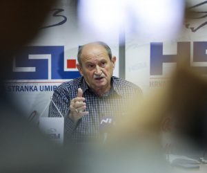 24.11.2022., Zagreb - U sjedistu Hrvatske stranke umirovljenika odrzana je konferencija za medije pod nazivom "Bozic i umirovljenicima" na kojoj je predsjednik stranke Veselko Gabricevic iznio svoj prijedlog o isplate bozicnice svim umirovljenicima u visini od 750,00 kuna.    Photo: Robert Anic/PIXSELL