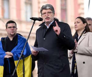 25.02.2023., Zagreb - Na Trgu bana Josipa Jelacica odrzan je skup podrske ukrajinskom narodu i Ukrajini u organizaciji Veleposlanstva Ukrajine, Grada Zagreba i Ukrajinske zajednice Grada Zagreba. Tonino Picula Photo: Marko Lukunic/PIXSELL