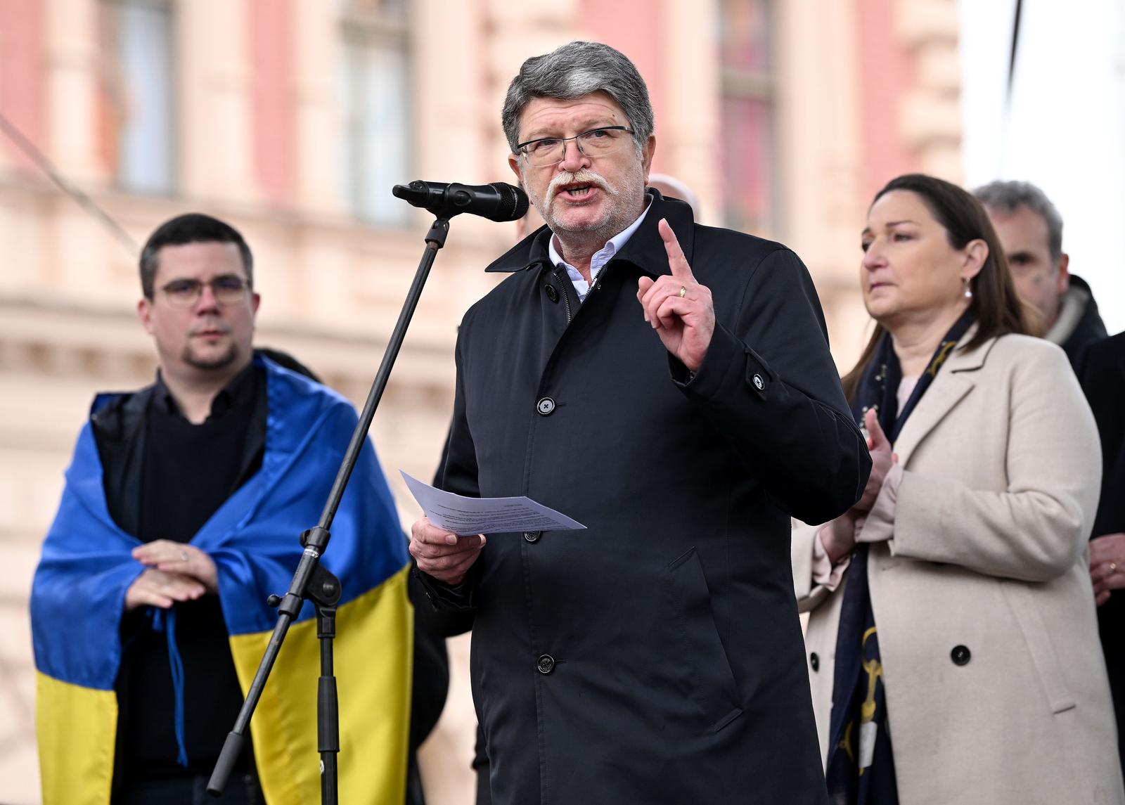 25.02.2023., Zagreb - Na Trgu bana Josipa Jelacica odrzan je skup podrske ukrajinskom narodu i Ukrajini u organizaciji Veleposlanstva Ukrajine, Grada Zagreba i Ukrajinske zajednice Grada Zagreba. Tonino Picula Photo: Marko Lukunic/PIXSELL