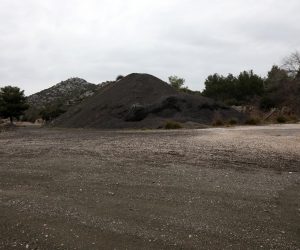 25.02.2023., Sibenik - Ostaci otpadne troske na terenu bivse tvornice elektroda i feroleguta TEF u Sibeniku.
  Photo: Dusko Jaramaz/PIXSELL