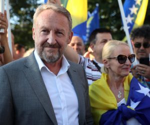 25.07.2022., Sarajevo, Bosna i Hercegovina - Ispred zgrade OHR-a u Sarajevu odrzani su prosvjedi gradjana zbog mogucnosti nametanja izmjena u Izbornom zakonu BiH.  Photo: Armin Durgut/PIXSELL