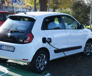 25.10.2021., Sisak - Vlasnici elektricnih automobila odnedavno mogu baterije svojih automobila napuniti na dva nova mjesta za punjenje u Rimskoj ulici. Photo: Nikola Cutuk/PIXSELL