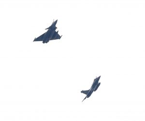 25.11.2021.Zagreb -    Nakon potpisanog ugovora o kupnji 12  francuskih  borebenih aviona , dva aviona Rafalei nadletjela su centar Zagreba. Predsjednik Macron prvi je francuski predsjednik koji dolazi u sluzbeni posjet Hrvatskoj  Photo: Patrik Macek/PIXSELL