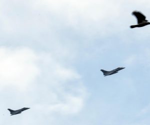 25.11.2021., Zagreb- Nakon  potpisanog ugovora o kupnji 12 francuskih borebenih aviona dva aviona  Rafalei nadletjela su centar Zagreba. Predsjednik Macron prvi je francuski predsjednik koji dolazi u sluzbeni posjet Hrvatskoj.                                    Photo: Sandra Simunovic/PIXSELL