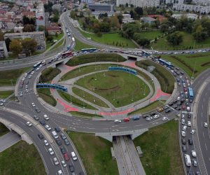 26.09.2022., Zagreb - Zracna fotografija rotora u Remeticnu gdje se stvaraju guzve zbog radova na Jadranskom mostu. Radovi sanacije prijelaznih naprava i izvanrednog odrzavanja juznog prilaznog vijadukta Jadranskog mosta su poceli u subotu, a trajat ce do lipnja iduce godine.  Photo: Igor Kralj/PIXSELL