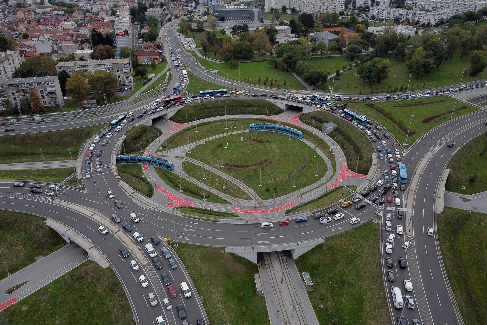 26.09.2022., Zagreb - Zracna fotografija rotora u Remeticnu gdje se stvaraju guzve zbog radova na Jadranskom mostu. Radovi sanacije prijelaznih naprava i izvanrednog odrzavanja juznog prilaznog vijadukta Jadranskog mosta su poceli u subotu, a trajat ce do lipnja iduce godine.  Photo: Igor Kralj/PIXSELL