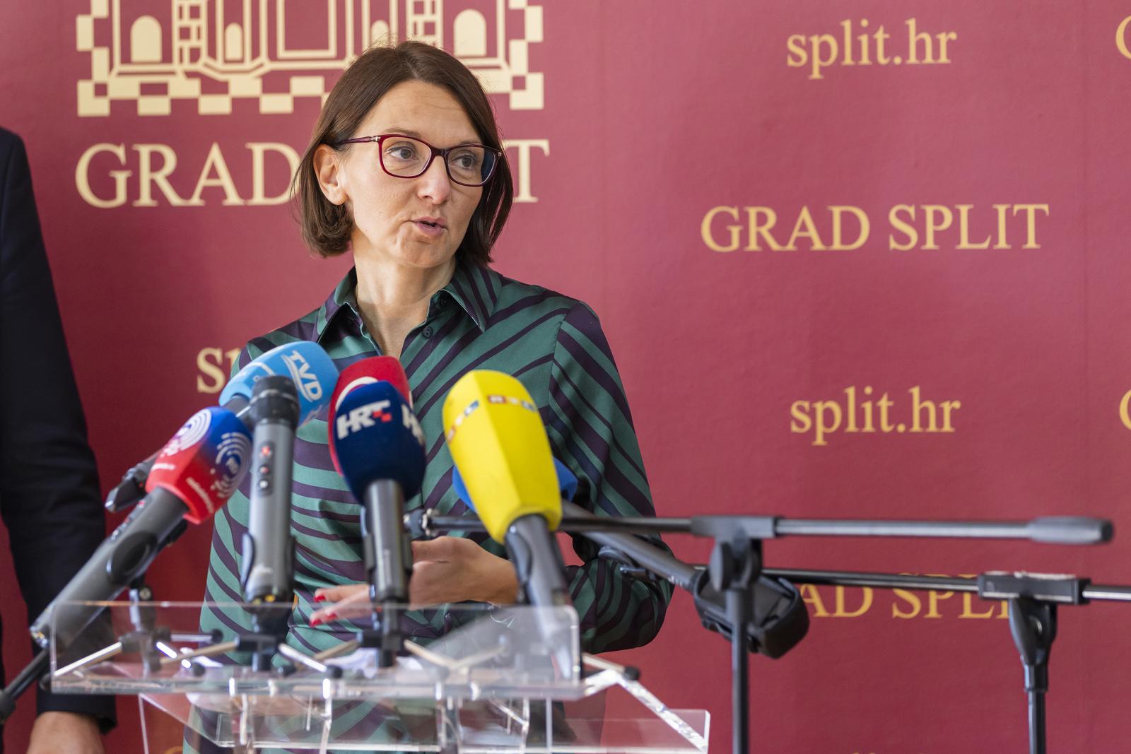 26.10.2022., Split - Konferencija za medije u Gradskoj upravi pod nazivom "Nered u upravljanju i izgubljeni milijunski prihodi od gradske imovine" na kojoj je savjetnica gradonacelnika za gradsku imovinu Maja Derek predstavila polugodisnje izvjesce. Na konferenciji su sudjelovali i gradonacelnik Splita Ivica Puljak sa zamjenicima, Antoniom Kuzmanicem i Bojanom Ivosevicem.
Maja Derek Photo: Milan Sabic/PIXSELL