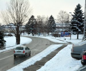 27.02.2018. Pozega - Usporedba odlicno ociscenih i soljom posutih prometnica u Pozesko-slavonskoj zupaniji i Gradu Pozegi gdje su kolnici gotovo suhi i prometnice u Brodsko-posavskoj zupaniji gdje su ceste e jos uvijek pod debelim naslagama snijega i leda, te skliske, zaledjenje  i opasne za voznju.rPhoto: Ivica Galovic/PIXSELL