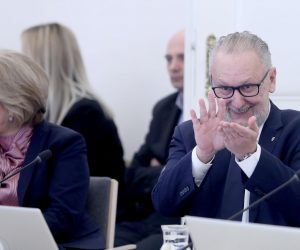 27.02.2020., Zagreb - Na 209. sjednici Vlada RH je, uz ostalo, raspravljala o aktualnom stanju i poduzetim mjerama na suzbijanju koronavirusa u Republici Hrvatskoj. Davor Bozinovic se prije sjednice salio s kolegama da siri virus koronar"nPhoto: Patrik Macek/PIXSELL