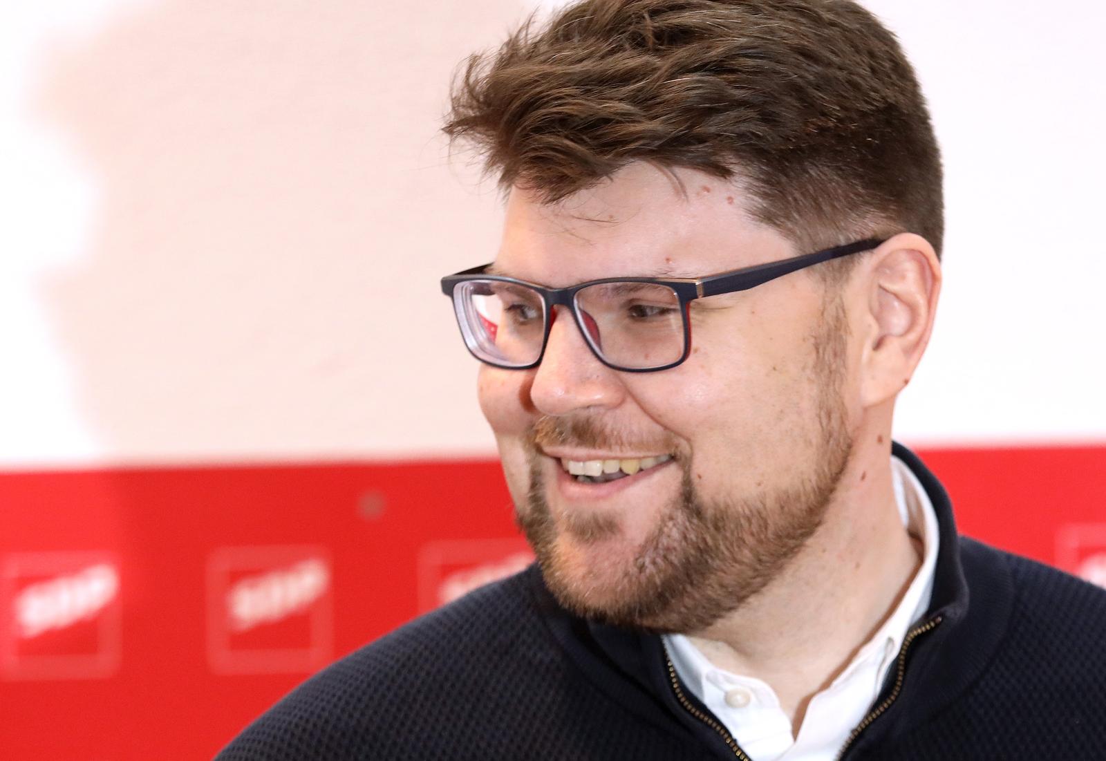27.02.2023.,Sibenik-Povodom boravka u Sibeniku, predsjednik SDP-a Hrvatske Pedja Grbin osvrnuo se na situaciju u zemlji i iznio program SDP-a za naredni period.Uz predsjednika SDP-a Hrvatske,predsjednik SDP-a Sibensko-kninske zupanije Karlo Klarin izlozio je stanje u zupanijskoj skupstini i problemima u gradu. Nakon izlaganja oba su odgovarala na pitanja nazocnih novinara. Photo: Dusko Jaramaz/PIXSELL