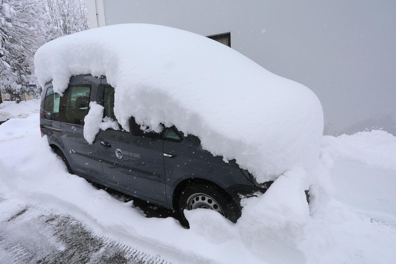 27.02.2023, Gospic - Novi snijeg blokirao je Gospic u kojem je izmjereno 70 centimetara snijega. iako se prometnice redovito ciste prometuje se otezano. Photo: Kristina Stedul Fabac/PIXSELL