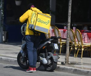 27.03.2022., Sibenik - Dostavljaci Glova imaju pune ruke posla i nedeljom dostavljajuci hranu iz restorana. Photo: Hrvoje Jelavic/PIXSELL