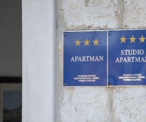 27.05.2018., Dubrovnik - Ilustracija za apartman. Tala s oznakom i kategorizacijom objekta za iznajmljivanje."nPhoto: Grgo Jelavic/PIXSELL