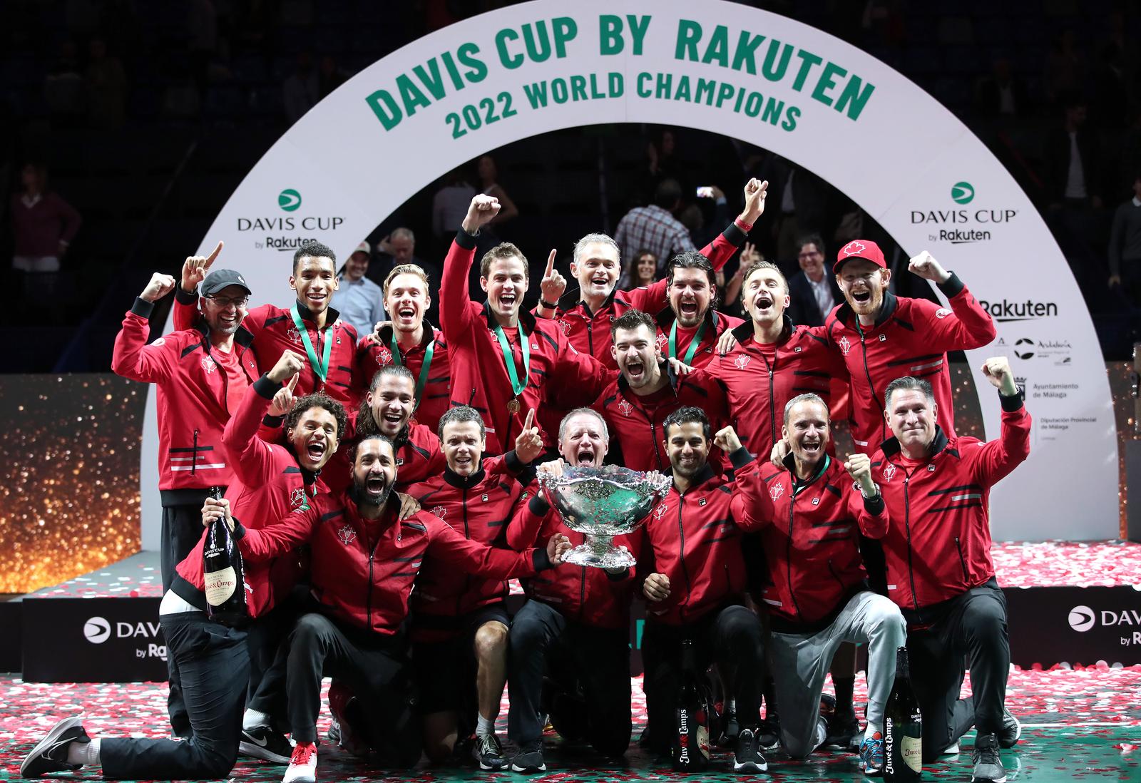 27.11.2022., Malaga - Jose Maria Martin Carpena Arena. Davis Cup by Rakuten, finale. Kanada - Australija 2:0. Dodjela velikog pehara, popularne salatare tenisacima Kanade koji su po prvi puta u svojoj povijesti osvojili Davis Cup trofej nakon sto su dobili oba pojedinacna meca u finalu. Photo: Sanjin Strukic/PIXSELL