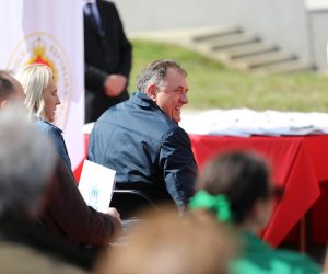 28.03.2023., Naselje Ada, Banjaluka (BiH) –  Milorad Dodik, predsjednik RS, i Drasko Stanivukovic, gradonacelnik Banjaluke i jedan od oporbenih politicara, zajedno su dijelili kljuceve izbjeglim i raseljenim licima u stambenom objektu u naselju Ada. Svecanosti su prisustvovali i predsjedavajuca Predsjednistva BiH Zeljka Cvijanovic i direktor Republickog sekretarijata za raseljena lica i migracije Davor Cordas. Ovo je jedan od rijetkih susreta Dodika i Stanivukovica na nekom javnom skupu, a jedan dio javnosti i oporbenih politicara optuzuje Stanivukovica da je postao Dodikov saveznik.    Photo: Dejan Rakita/PIXSELL