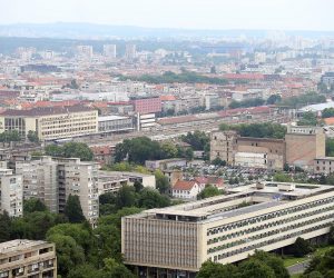 24.05.2018., Zagreb - Pogled na panoramu Zagreba sa zadnjeg kata nebodera Eurotower. Gradsko poglavarstvo, Paromlin, Hrvatska posta, HP, Glavni kolodvor, zeljeznicka pruga, Donji grad, centar, Borongaj, Maksimir, Stadion u Maksimiru. "nPhoto: Goran Stanzl/PIXSELL
