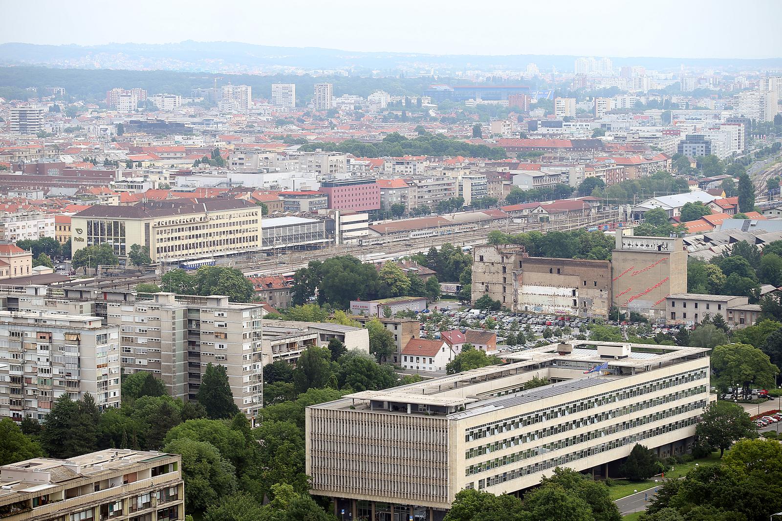 24.05.2018., Zagreb - Pogled na panoramu Zagreba sa zadnjeg kata nebodera Eurotower. Gradsko poglavarstvo, Paromlin, Hrvatska posta, HP, Glavni kolodvor, zeljeznicka pruga, Donji grad, centar, Borongaj, Maksimir, Stadion u Maksimiru. "nPhoto: Goran Stanzl/PIXSELL