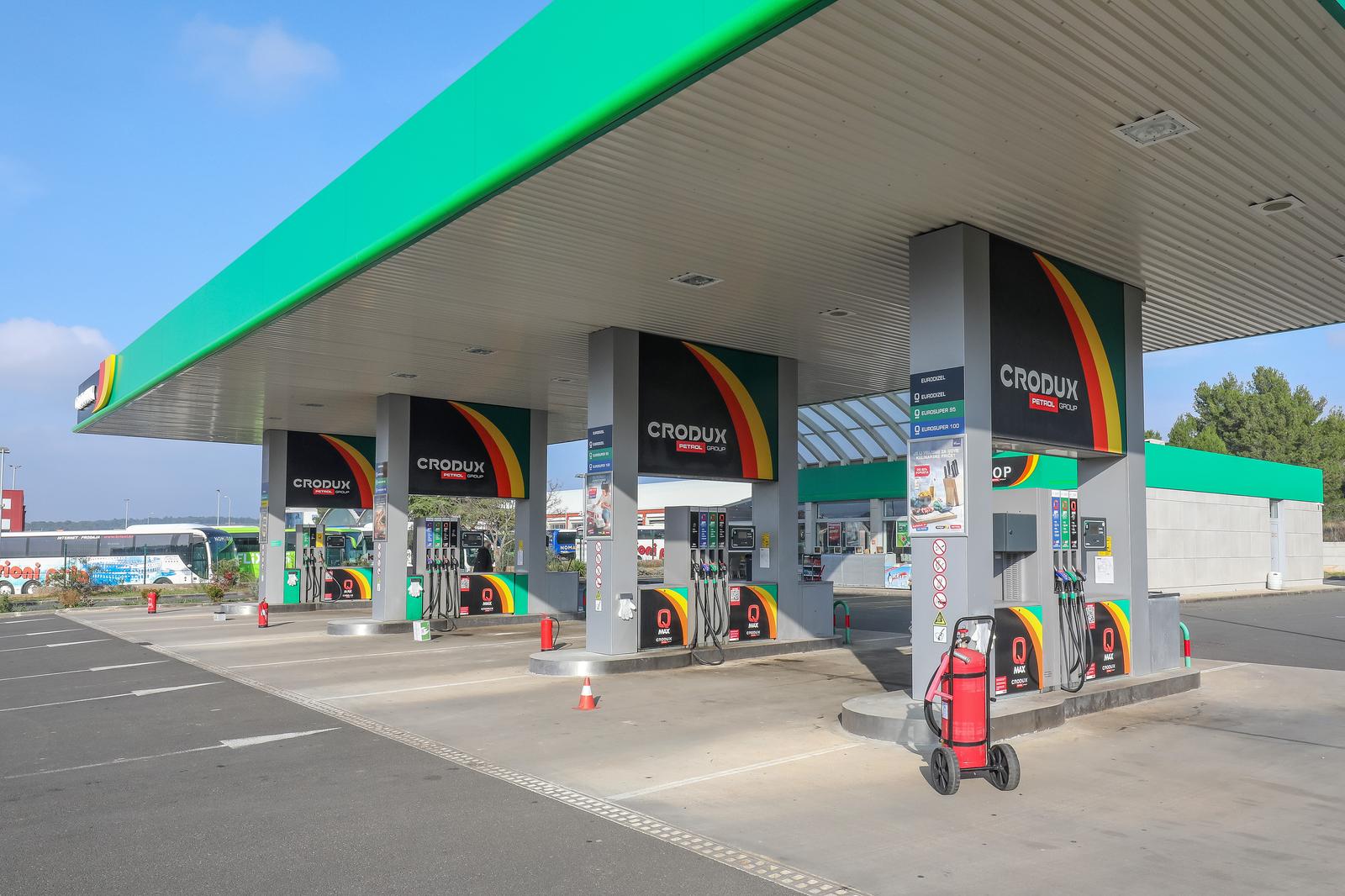 28.12.2022.., Pula - Prodajna mjesta Petrol i Crodux zatvorena su od 12 do 13 sati,iosim benzinskih postaja na autocestama i pomorskom dobru, iz protesta zbog ogranicavanja cijena goriva. 
 Photo: Srecko Niketic/PIXSELL