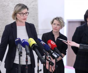 29.03.2023., Zagreb - U Saboru je odrzana konferencija za medije Zeleno-lijevog bloka o slucaju Agrokor, najavljenom strajku lijecnika i drugim aktualnim temema. Sandra Bencic, Ivana Kekin, Jelena Milos Photo: Patrik Macek/PIXSELL