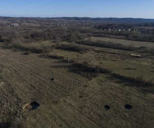 21.12.2021., Mecencani - Pojavile su se cetri nove urusene vrtace, a postojece se sire. Policija je obiljezila vrtace trakom radi sigurnosti gradjana. U jedno od vrtaca upalo je malo lane koje su nakon akcije lovci spasili i pustili u sumu. Photo: Igor Soban/PIXSELL