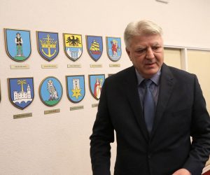 30.01.2023., Rijeka - Zupan Primorsko goranske zupanije Zlatko Komadina odrzao je konferenciju za novinare u sjedistu Zupanije.   Photo: Goran Kovacic/PIXSELL