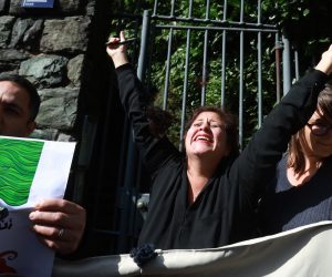 30.09.2022.,Zagreb - Ispred veleposlanstva Islamske Republike Iran aktivistkinje iz razlicitih organizacija prosvjeduju iz solidarnosti sa zenama u Iranu. Prosvjedna akcija Solidarni sa zenama Irana pocela je u podne, a organizira ju inicijativa Milijarda ustaje. Na prosvjedu je bila i Iranka koja zivi u Zagrebu, a solidarno sa svojim sunarodnjakinjama rezala je kosu Photo: Sanjin Strukic/PIXSELL