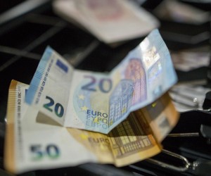 30.12.2022., Zagreb - ILUSTRACIJA- Pocetni paket za poslovne subjekte. HNB je za poslovne subjekte u procesu predopskrbe  ducana, obrta, ugostitelja  pripremio vrecicu s kovanicama eura u svim apoenima. Vrecica sadrzi 525 kovanica, u apoenima 1cent, 2cent, 5 cent, 10 cent, 20 cent, 50,centi, 1, euro, 2 euro.Vrijedna 145,50 eura i teska 2.380 kg.
Svaki  mali poslovni subjekt imao je pravo na zamjenu 10 paketa kuna u euro, ali mnogi nisu uspijeli doci do svojih paketa. Photo: Zeljko Lukunic/PIXSELL