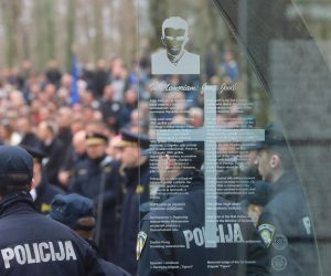 31.03.2023 - Plitvicka Jezera - Na Plitvickim jezerima obiljezena 32. obljetnica pogibije prvog Hrvatskog redarstvenika Josipa Jovica. Polaganjem vijenaca i paljenjem svijeca pocast su odali obitelj, predsjednik RH Zoran Milanovic, ministar Davor Bozinovic, predstavnici vojske, MUP-a RH, branitelji, suborci. Na prigodnom programu novim clanovima pripadnicima ATJ Lucko uruceni su amblemi kojima su sluzbeno primljeni u specijalnu postrojbu policije. Photo: Kristina Stedul Fabac/PIXSELL