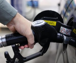 20.12.2022.,Sibenik-Od danas odlukom Vlade od ponoci cijena litre benzina iznosi 9.63 kune po litri (smanjenje od 0.97 kn/l), a litre dizela 10.84 kune (smanjenje 0.75 kn/l). Litra plavog dizela stoji 7.20 kuna (smanjenje 0.75 kn/l).
 Photo: Dusko Jaramaz/PIXSELL