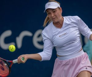 epa10503835 Croatian tennis player Donna Vekic in action against Chinese player Lin Zhu, during a semifinal match of the Monterrey Tennis Open in Monterrey, Mexico, 04 March 2023.  EPA/Miguel Sierra
