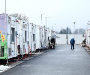 29.12.2021., Petrinja - Obilazak stambeno kontejnerskog naselja "Sajmiste" u kojemu su smjesteni stanovnici Petrinje ciji su domovi unisteni u razornom potresu. Photo: Marko Lukunic/PIXSELL
