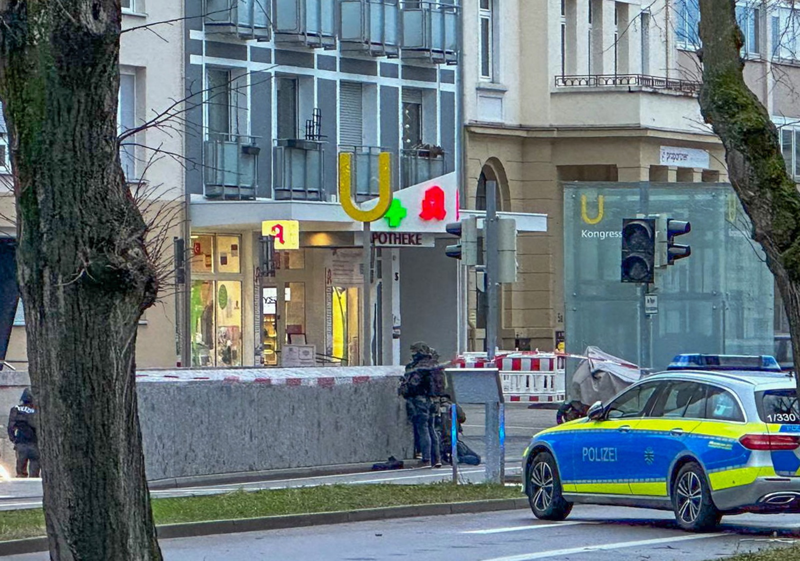 epa10514051 Police secure the perimeter at a pharmacy where a hostage-taking in Karlsruhe, Germany, 10 March 2023. Police in Karlsruhe told public to avoid the area as a hostage was taken in a pharmacy.  EPA/Fabian Geyer/ER24