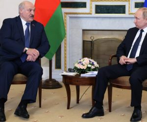 epa10033632 Russian President Vladimir Putin (R) speaks with Belarusian President Alexander Lukashenko during their meeting in the Konstantinovsky Palace in St.Petersburg, Russia, 25 June 2022. The meeting is taking place on the day of the 30th anniversary of the establishment of diplomatic relations between the two countries. During the conversation, Alexander Lukashenko asked Vladimir Putin to help adapt Belarusian aircraft to be equipped with nuclear warheads. Vladimir Putin said that Russia would hand over the Iskander-M complexes to Minsk in the coming months.  EPA/MIKHAIL METZEL / KREMLIN / POOL MANDATORY CREDIT 
Dostawca: PAP/EPA.