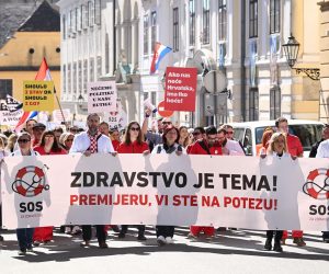 18.03.2023., Zagreb - Pod sloganom "SOS za zdravstvo", pet krovnih lijecnickih udruga organiziralo je veliki prosvjed na Trgu sv. Marka kojim su iskazali nezadovoljstvo svojim statusom, placama, ali i cjelokupnim stanjem u zdravstvenom sustavu.  Photo: Marko Lukunic/PIXSELL
