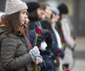 Zagreb, 04.03.2023.- Udruga Domino i umjetnica Arijana Lekić - Fridrih organizirali su četvrtu po redu skupnu javnu intervenciju pod nazivom “Tiha misa”, kao i svake prve subote u mjesecu dok se na drugoj strani glavnog zagrebačkog trga održava muška krunica. Lekić - Fridrih prilikom svake “Tihe mise” u javni prostor postavlja ruže kao simbol žrtava femicida i nasilja nad ženama. Ove subote po završetku skupne intervencije ruže su odnijeli pred kip Marije Jurić Zagorke kao oblik (zakašnjele) rođendanske čestitke i u znak osude nedavno objavljene epizode “Turističkog vodiča” HRT-a “Grudi Marije Jurić Zagorke i zatvorske lignje” . foto HINA/ Daniel KASAP/ dk