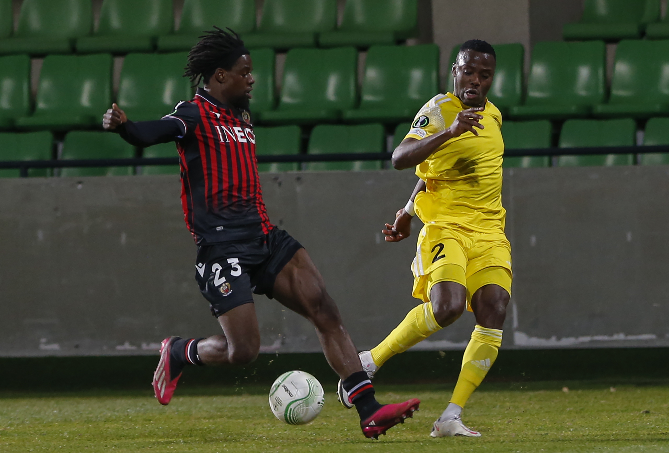 epa10512000 Patrick Kpozo (R) of Sheriff Tiraspol and Jordan Lotomba (L) of OGC Nice in action during the Europa Conference League Round of 16 match between Sheriff Tiraspol and Nice at Zimbru stadium in Chisinau, Moldova, 09 March 2023.  EPA/DUMITRU DORU