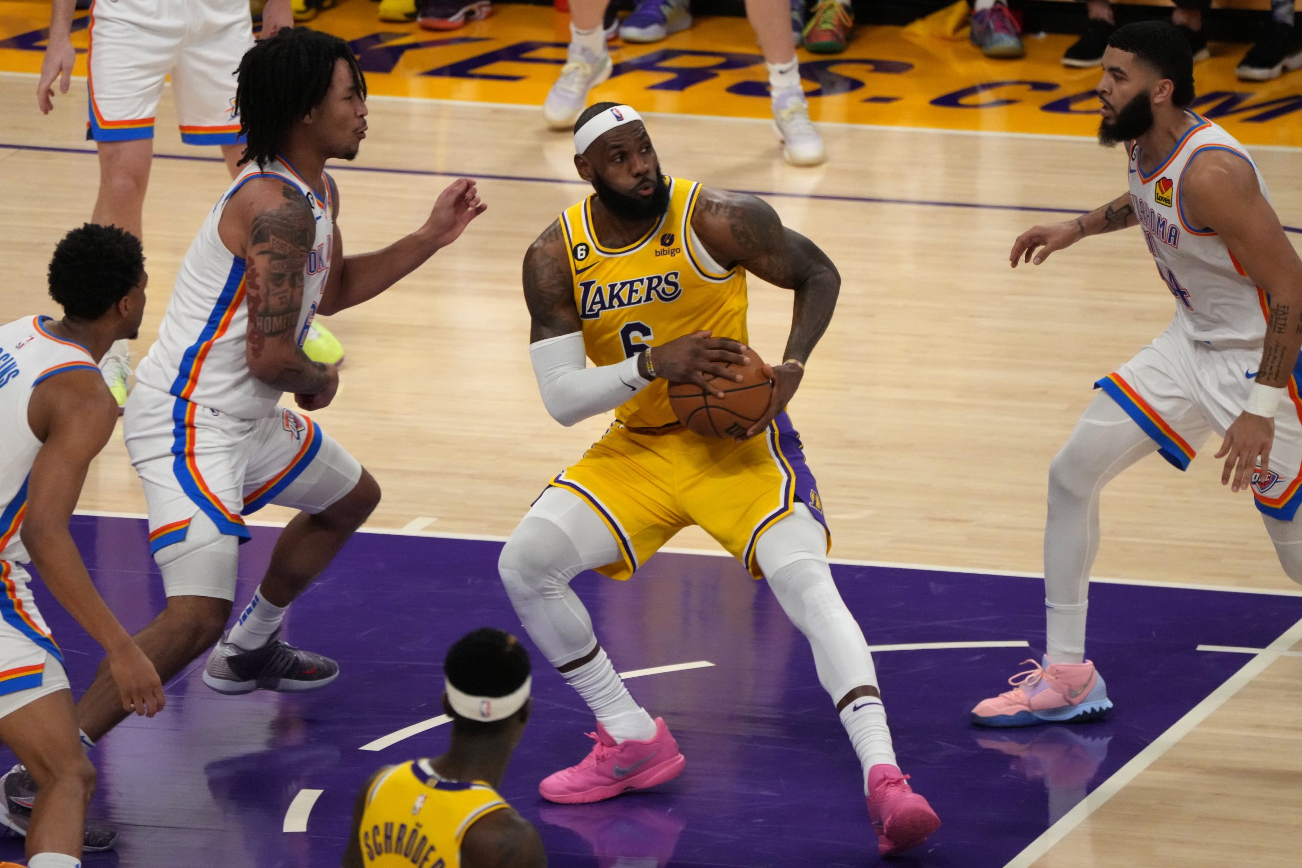 epa10453841 Los Angeles Lakers forward LeBron James (C) tries to hang onto the ball during the first half of the NBA basketball game between the Los Angeles Lakers and Oklahoma City Thunder at the Crypto.com Arena in Los Angeles, California, USA, 07 February 2023.  EPA/ALLISON DINNER SHUTTERSTOCK OUT
